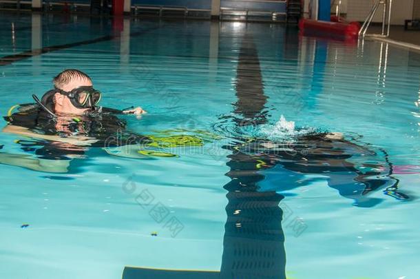 水肺跳水课程水池十几岁的青少年女孩和指导者采用指已提到的人warmair热空气