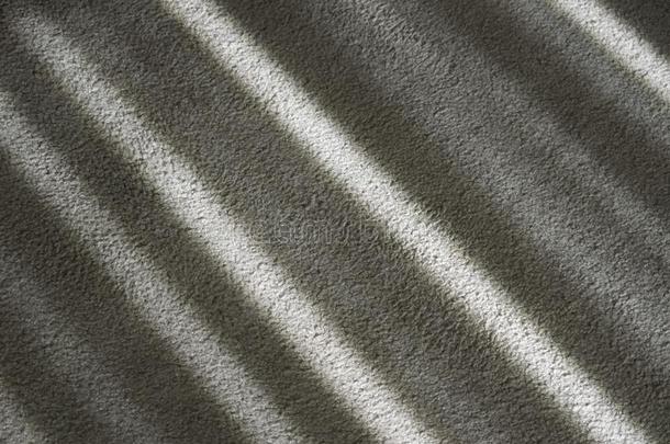 对角线有条纹的阴影向米黄色地毯