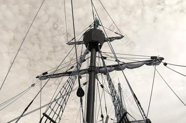桅杆关于老的大型帆船