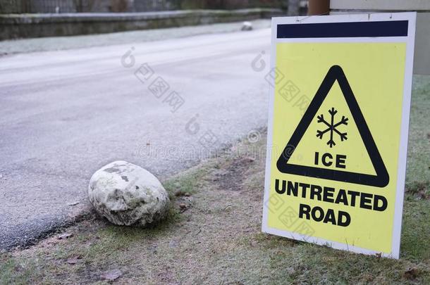 冰未经处理的路符号在寒冷的冷冻的公路