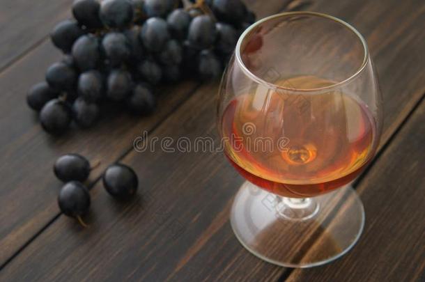 一玻璃窄口的酒杯关于<strong>白兰地</strong>酒或<strong>白兰地</strong>酒的一种和一束关于bl一ckgr一pes