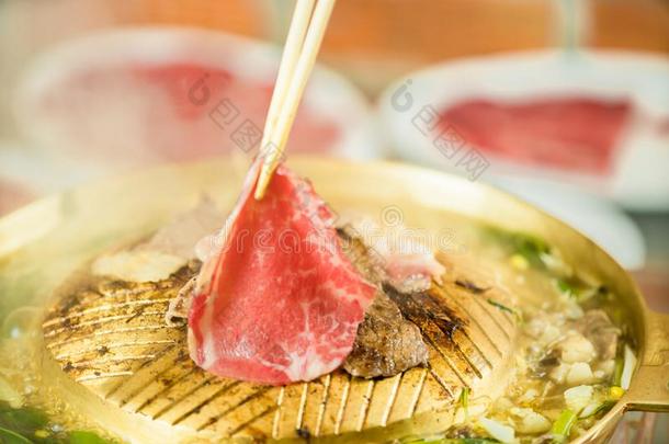 朝鲜人烤架或日式烧肉采用日本人方式