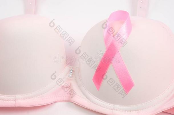 <strong>乳房</strong>癌症察觉,粉红色的带和粉红色的胸罩向白色的后面