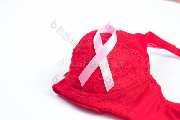 乳房癌症察觉,粉红色的带和红色的胸罩向白色的后面