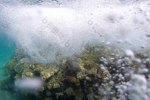 污迹天空水泡在下面珊瑚礁采用红<strong>色</strong>的海