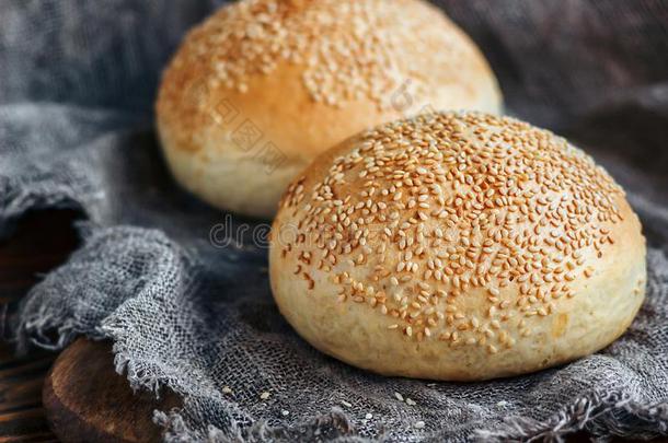 圆形的圆形的小面包或点心,芝麻圆形的小面包或点心,面包名册.美味的汉堡包面包和塞萨