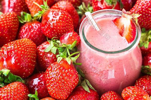 美丽的开胃品红色的草莓成果善于讨好女人的男子.酸奶科克塔