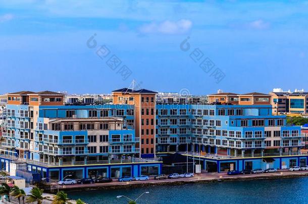 蓝色各户有独立产权的公寓建筑物建筑物采用阿鲁巴岛