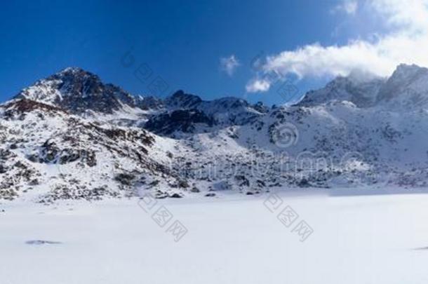 跳跃底层保证人和保证人,冬风景