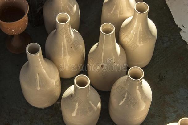 一批关于传统的手工做的瓶子设计从生的陶器的席子