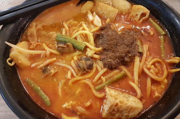 热的和辛辣的咖喱食品面条中国咖喱米粉汤面采用一碗