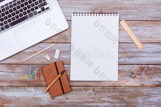 空白的笔记给装衬垫纸和复制品空间,办公室书桌平的放置