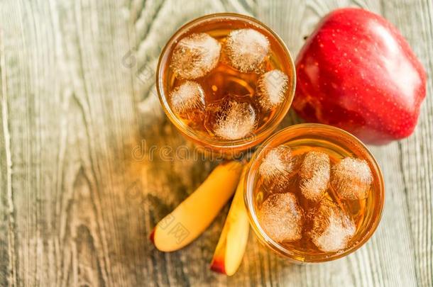 新鲜的苹果果汁或苹果汁采用眼镜向表