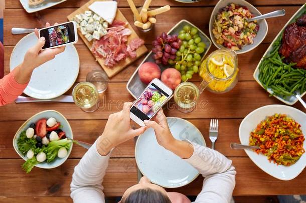 人和智能手机摄影食物
