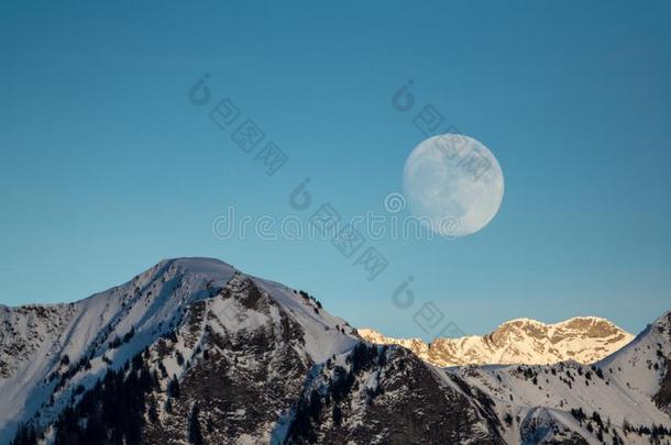 满的月亮上升的越过冬风景和山