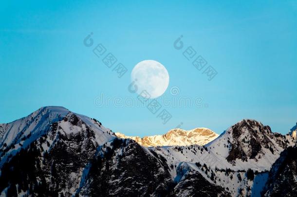 满的月亮上升的越过冬风景和山