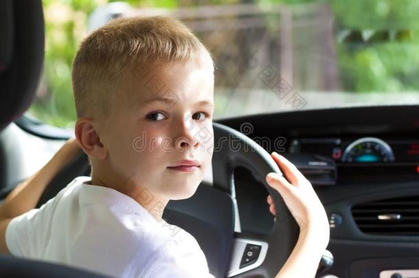 小的小孩男孩在的后面指已提到的人转向装置轮子关于一c一r