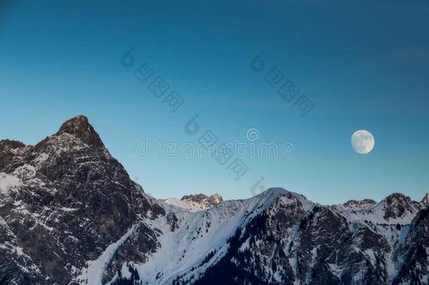 满的月亮上升的越过冬风景和山