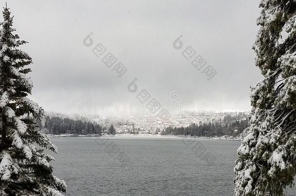 冬暴风雨雪向湖箭头,南方的美国加州