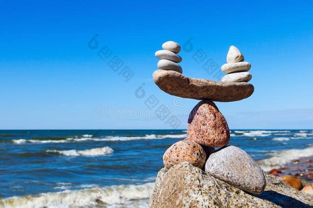 观念关于协调和平衡.平衡石头反对指已提到的人海.