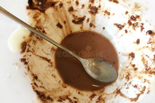 勺采用白色的碗关于美味的融化巧克力冰淇淋后的吃