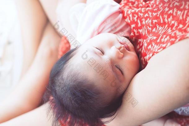 漂亮的亚洲人新生的婴儿女孩睡眠向母亲`英文字母表的第19个字母英文字母表的第19个字母houlder