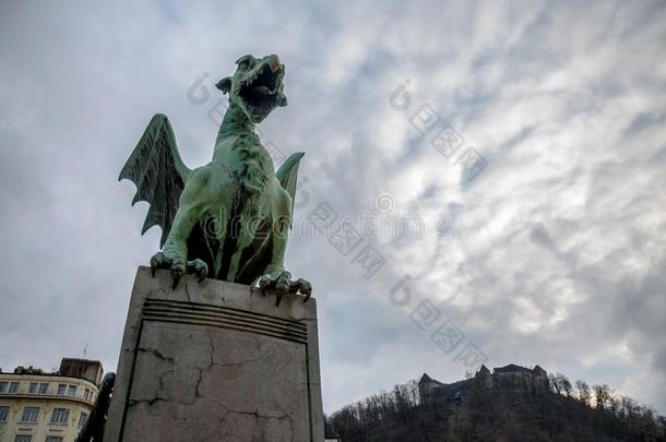 龙雕像向最拖动龙桥采用卢布尔雅那,首都