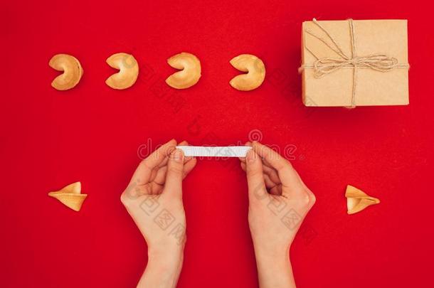 女人开幕命运饼干越过红色的表面,中国人新的年