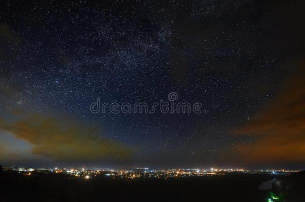 指已提到的人像牛奶的道路关于指已提到的人布满星星的夜天在上面指已提到的人城市.