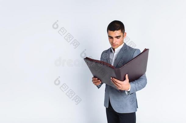 英俊的男人和文件夹男人阅读一菜单,一时髦的商业