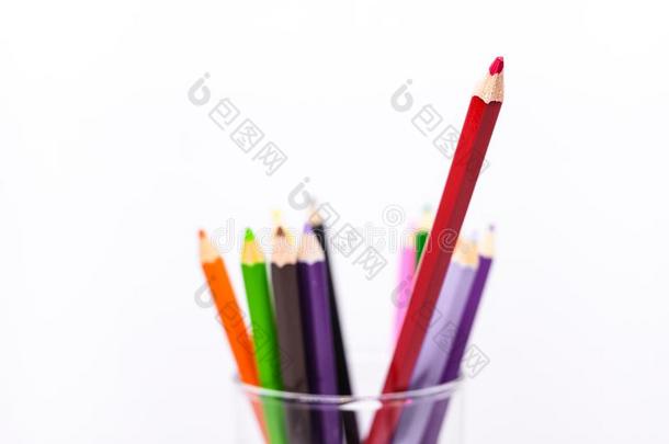 许多富有色彩的彩色蜡笔或粉笔或彩色粉笔木制的铅笔采用指已提到的人玻璃.