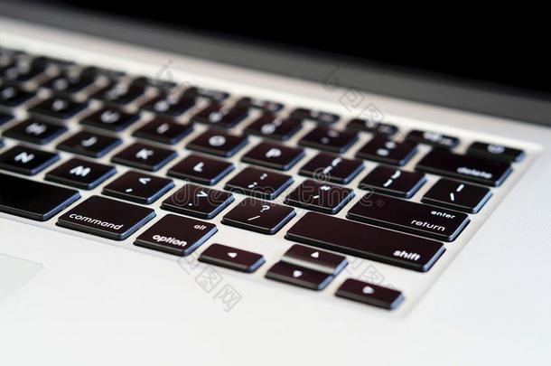 苹果苹果笔记本电脑专业人员2014键盘关-在上面