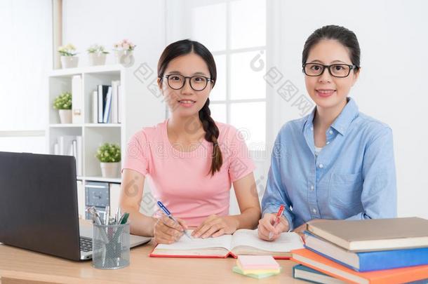 幸福的有魅力的女孩学习学校教育