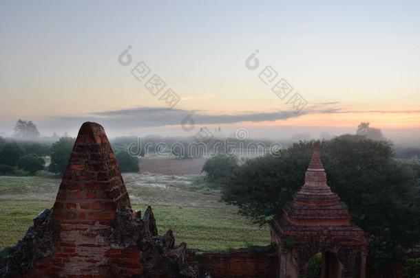 有雾的日出在庙761.巴甘.缅甸