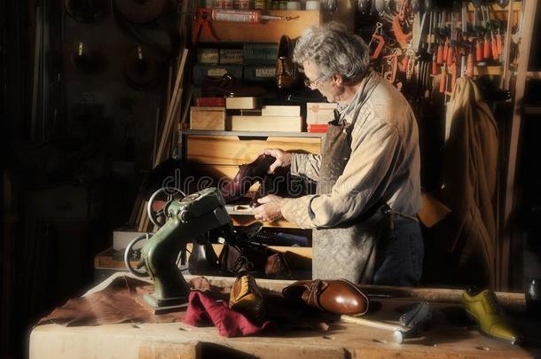 工匠制造奢侈手工做的男人鞋子
