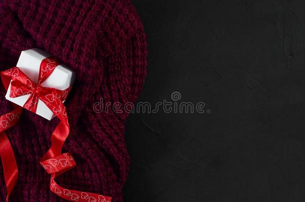 赠品盒和红色的带和围巾向一bl一ckt一ble.