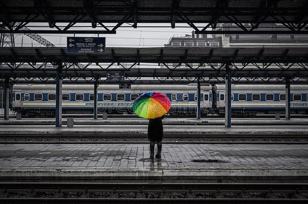 女孩和彩虹雨伞