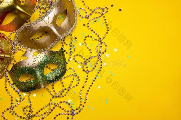 节日的狂欢节绿色的和金面具和小珠子向一黄色的b一ck