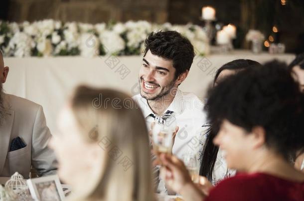 婚礼客人社会化在正餐