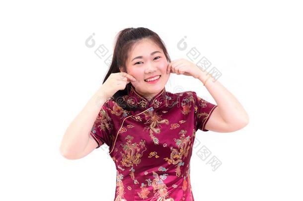 年幼的亚洲人女人使人疲乏的中国人衣服<strong>传统</strong>的<strong>旗袍</strong>winter冬天