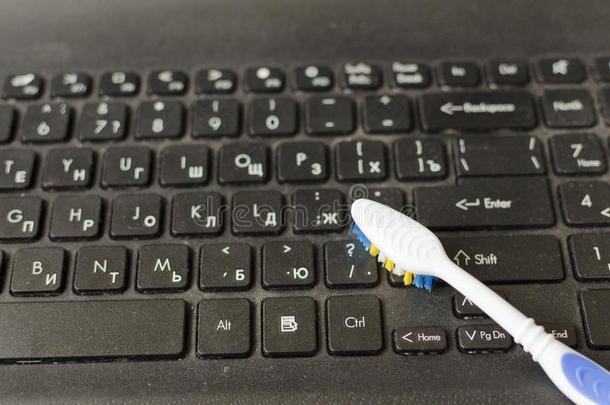 牙刷向恶劣的便携式电脑键盘是（be的三单形式准备好的向清洁