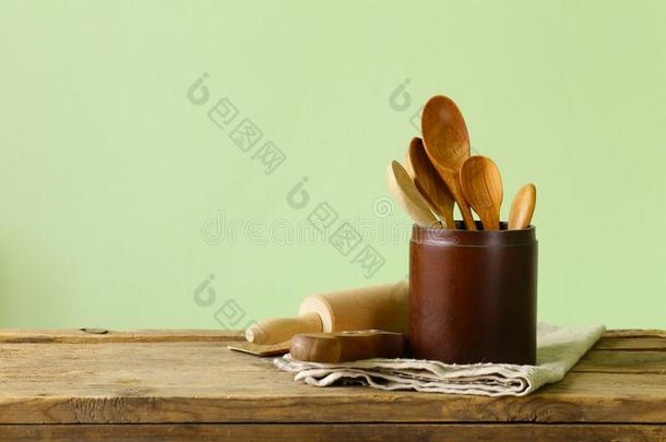 厨房背景木制的表和餐巾