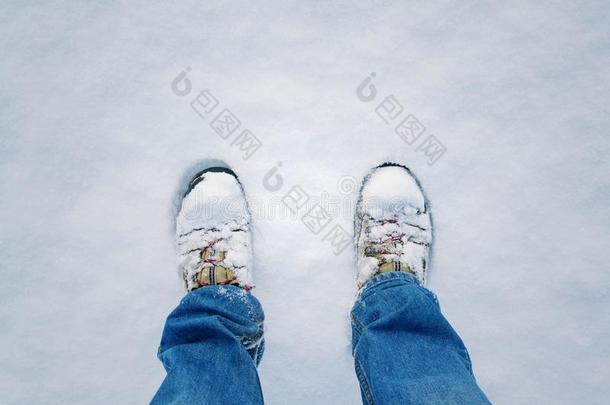 冬鞋子<strong>脚印</strong>采用新鲜的雪,蓝色牛仔裤裤子,科普斯