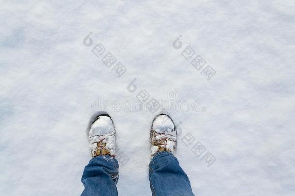 冬鞋子脚印采用新鲜的雪,蓝色牛仔裤裤子,科普斯