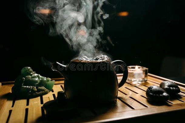 茶水典礼.指已提到的人男人涌出热的中国人茶水进入中指已提到的人茶水杯子