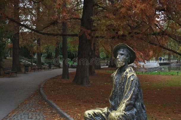 纪念碑关于人名人名ovic拖动采用多瑙河公园,诺维悲哀的,瑟比