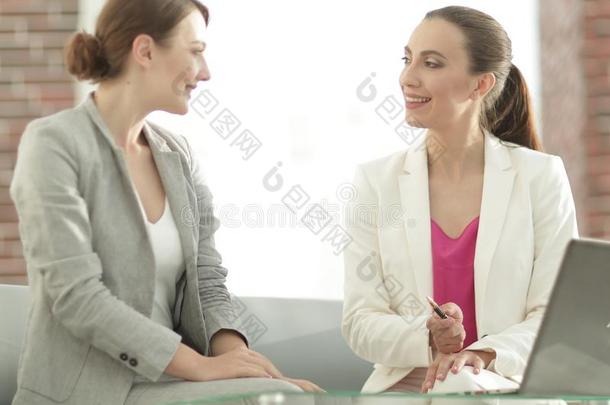 两个商业女人谈论放映合作