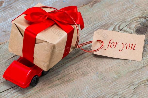 红色的玩具汽车递送赠品盒为情人`英文字母表的第19个字母一天和加标签于winter冬天
