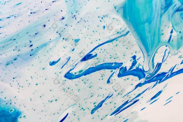 蓝色和白色的颜色大理石混合的墨水抽象.
