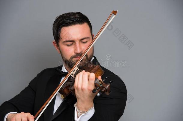 音乐家男人演奏指已提到的人小提琴.音乐的仪器向执行者